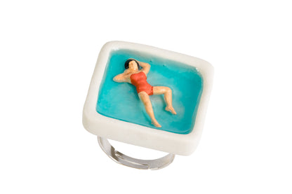 Ring - Rückenschwimmerin im Porzellanbecken